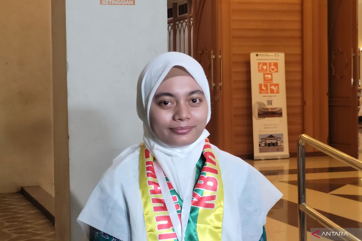 Devi menjadi calon haji termuda kloter pertama Embarkasi Jakarta