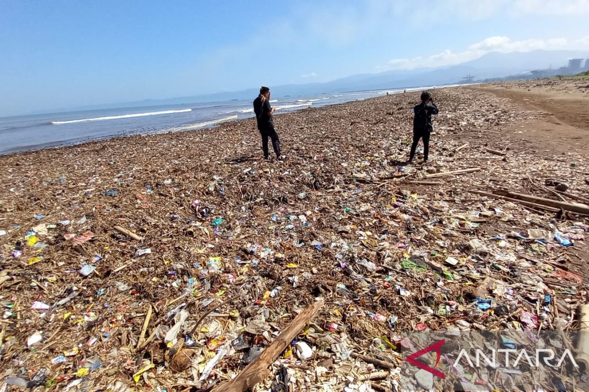 Tumpukan sampah di Pantai Talanca Sukabumi diperkirakan mencapai 200 ton