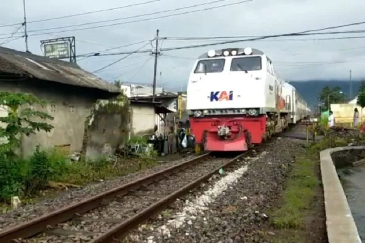 Kereta api jurusan Solo-Semarang hantam mobil di perlintasan tanpa penjaga