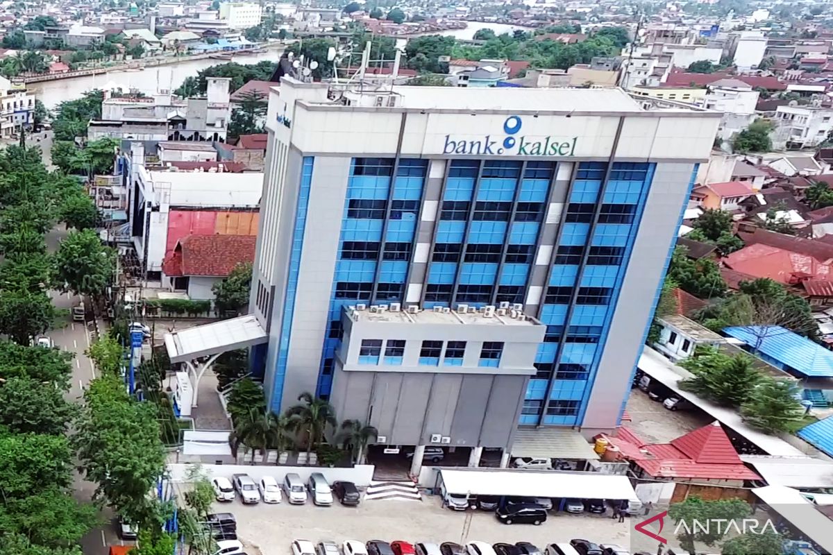 Kantor Cabang Utama Bank Kalsel di Renovasi, layanan tetap berjalan.