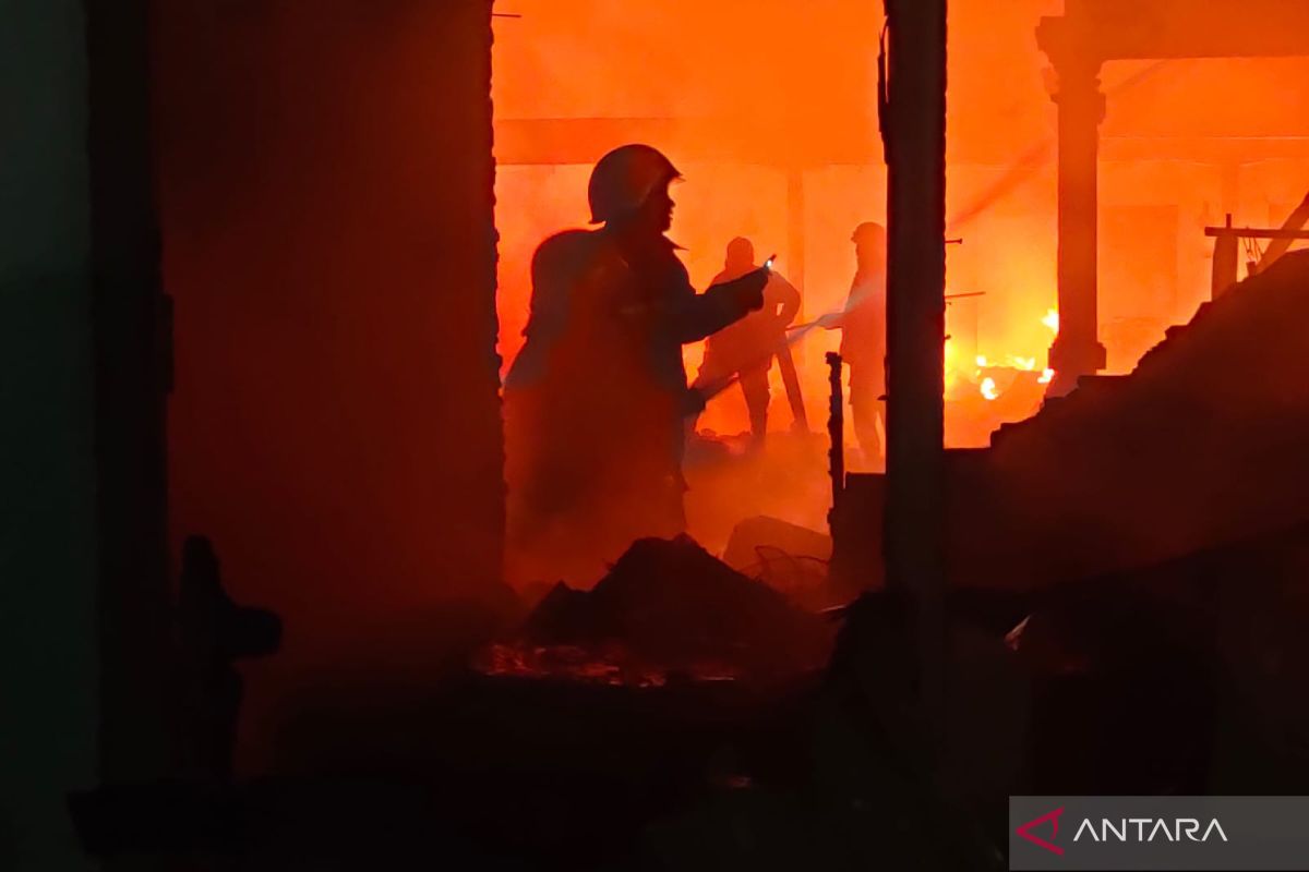 Polresta Mataram menyelidiki penyebab kebakaran gudang perabotan dapur