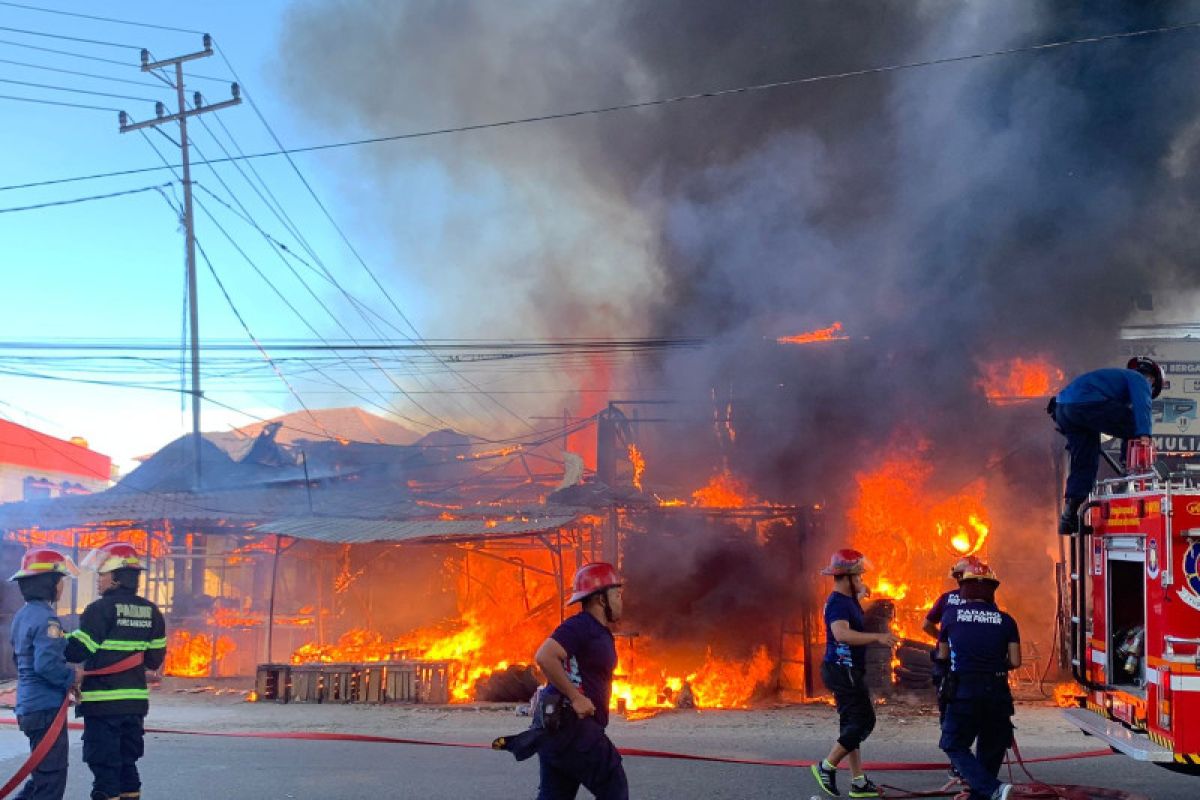 Lima petak bangunan hangus terbakar di Kota Padang