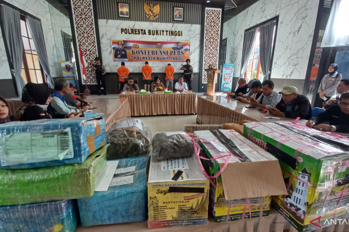 Polresta Bukittinggi ungkap peredaran ganja bermodus pengiriman ekspedisi