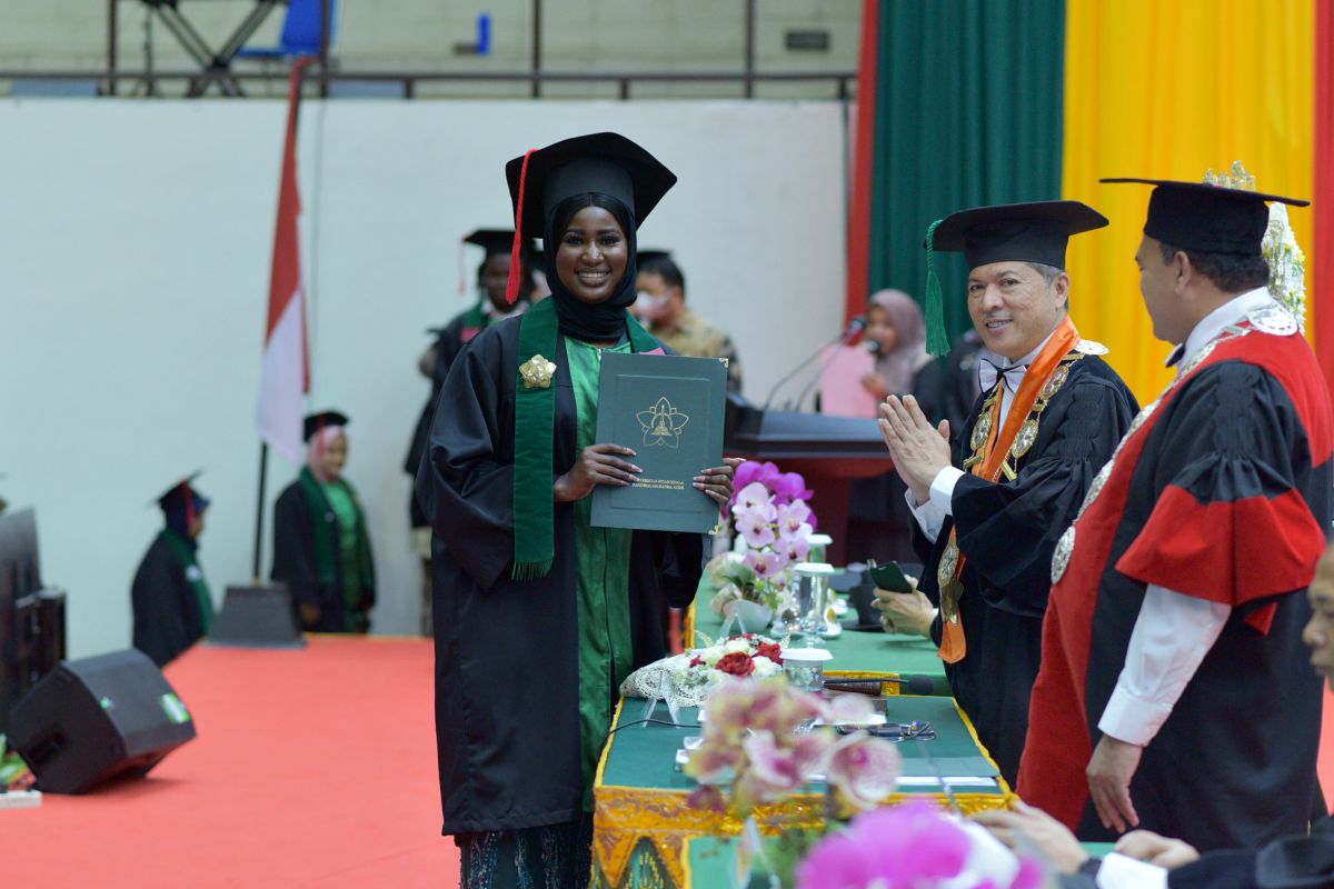 Mahasiswa asal Gambia lulus dengan predikat cumlaude di USK