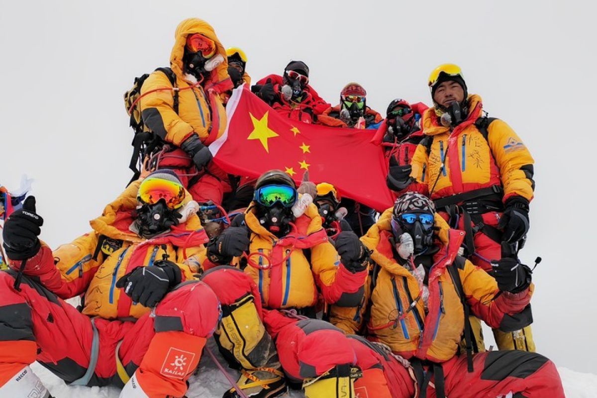 Tim ekspedisi China injakkan kaki di puncak tertinggi di dunia