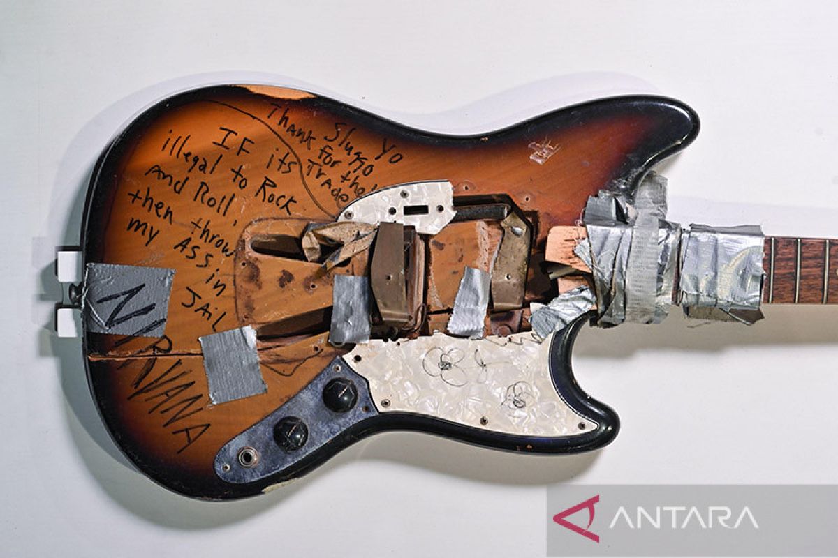 Gitar rongsok milik Kurt Cobain terjual seharga nyaris Rp9 miliar