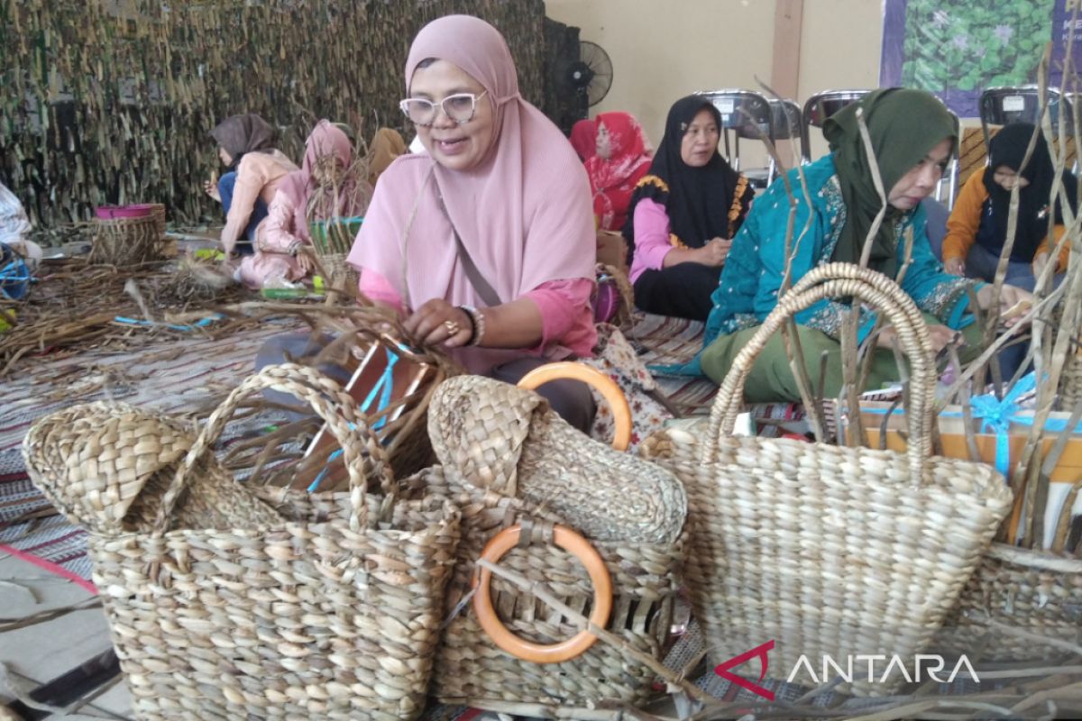 Warga Kudus dilatih membuat kerajinan memanfaatkan gulma enceng gondok