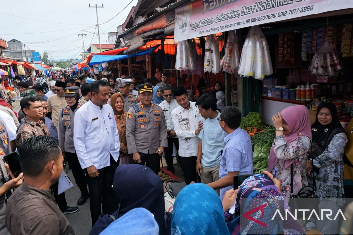 Harga telur di pasar Simpang Empat Pasaman Barat naik menjadi Rp58.000/rak