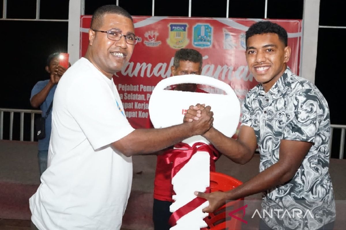 Bupati Biak beri hadiah motor pemain Timnas peraih emas SEA Games 2023