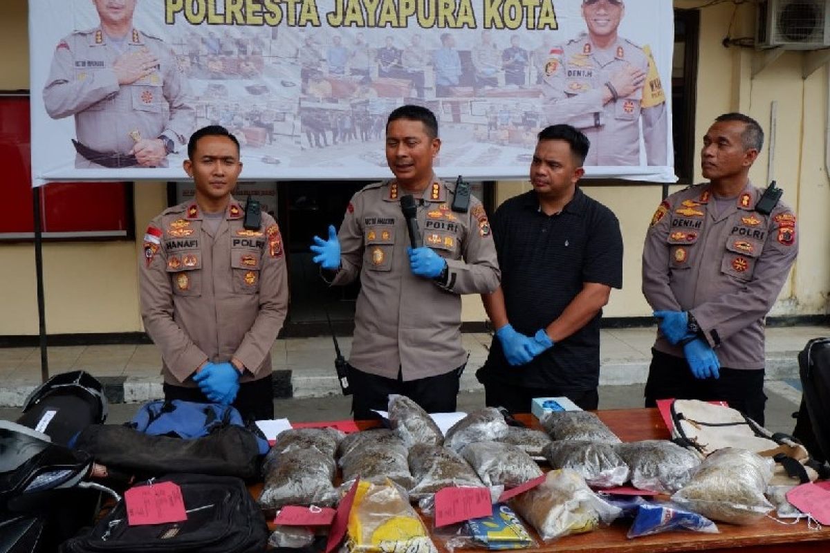 Polisi tangkap warga PNG selundupkan 8,7 kilogram ganja di Kota Jayapura