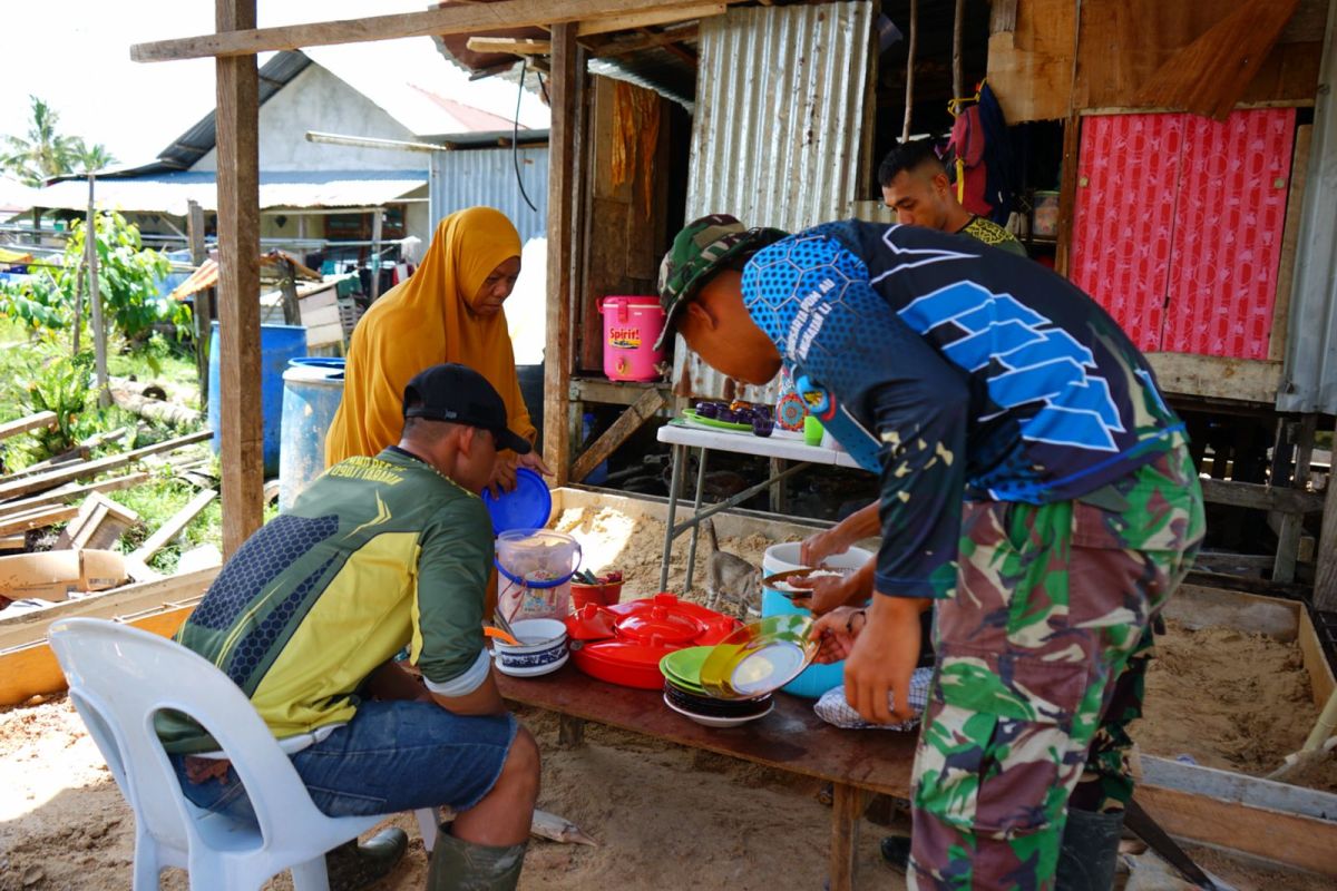 Warga Pantai Amal Tarakan siapkan makan untuk Satgas TMMD