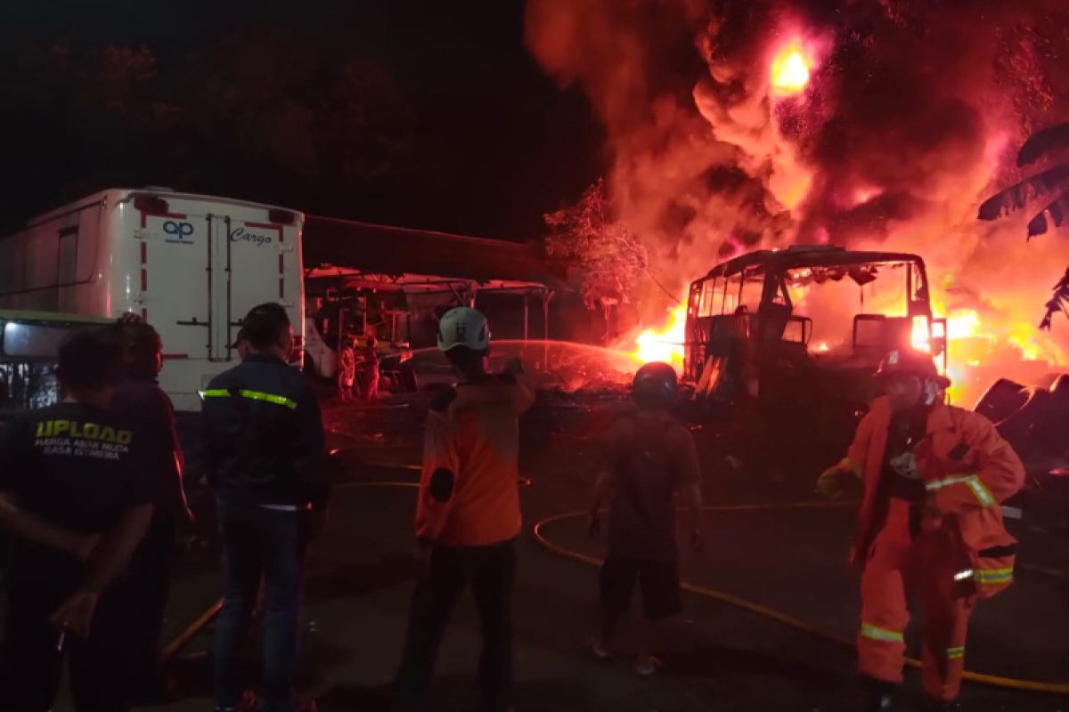 Kebakaran terjadi di garasi Bus Maju Lancar di Bantul, BPBD kerahkan tujuh armada damkar