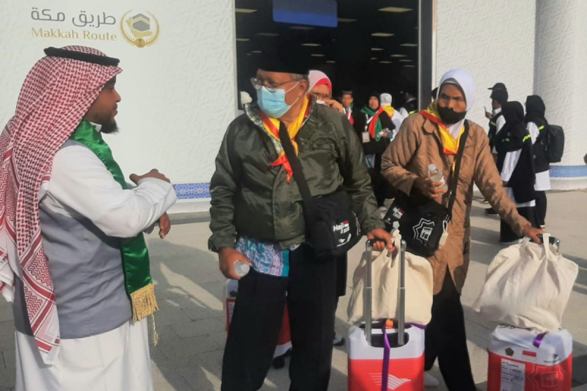 Jamaah calon haji Indonesia kloter 1 embarkasi JKG tiba di Madinah