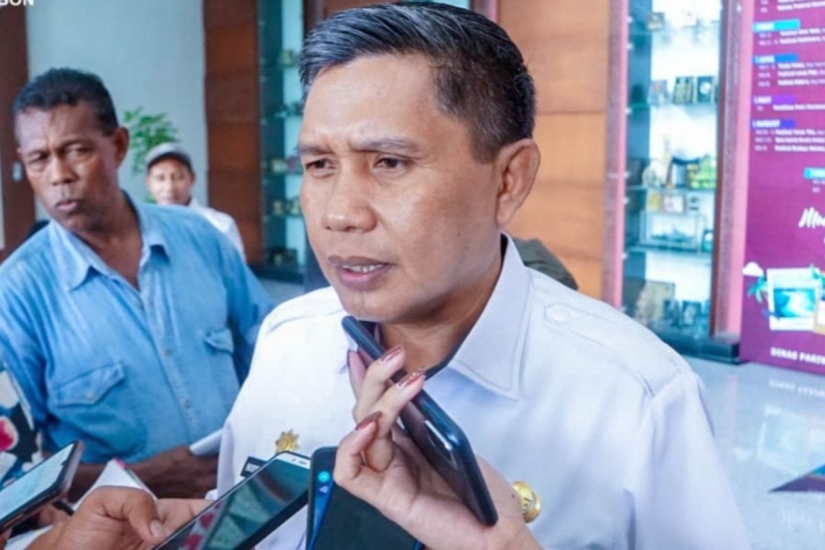 Penjabat Wali Kota Ambon terima radiogram perpanjangan jabatan
