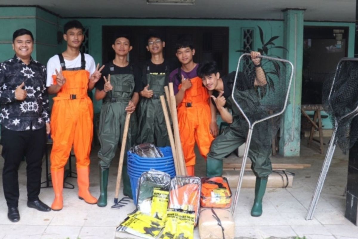 Bank Mestika bantu peralatan kebersihan ke Bumantara Team