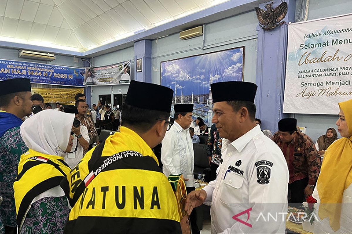 Pemprov berikan baju koko-mukena untuk jamaah calon haji asal Kepri