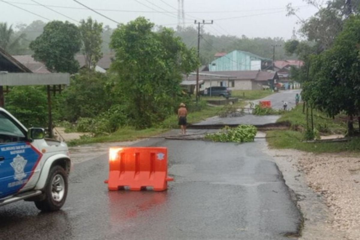 DPU Gunung Mas segera tangani jalan putus akibat sungai meluap