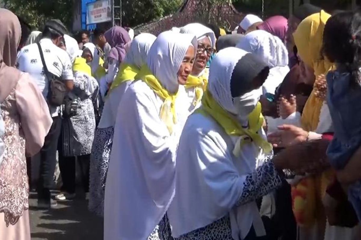 Pemkab Pacitan berangkatkan 164 calhaj menuju Asrama Haji Sukolilo