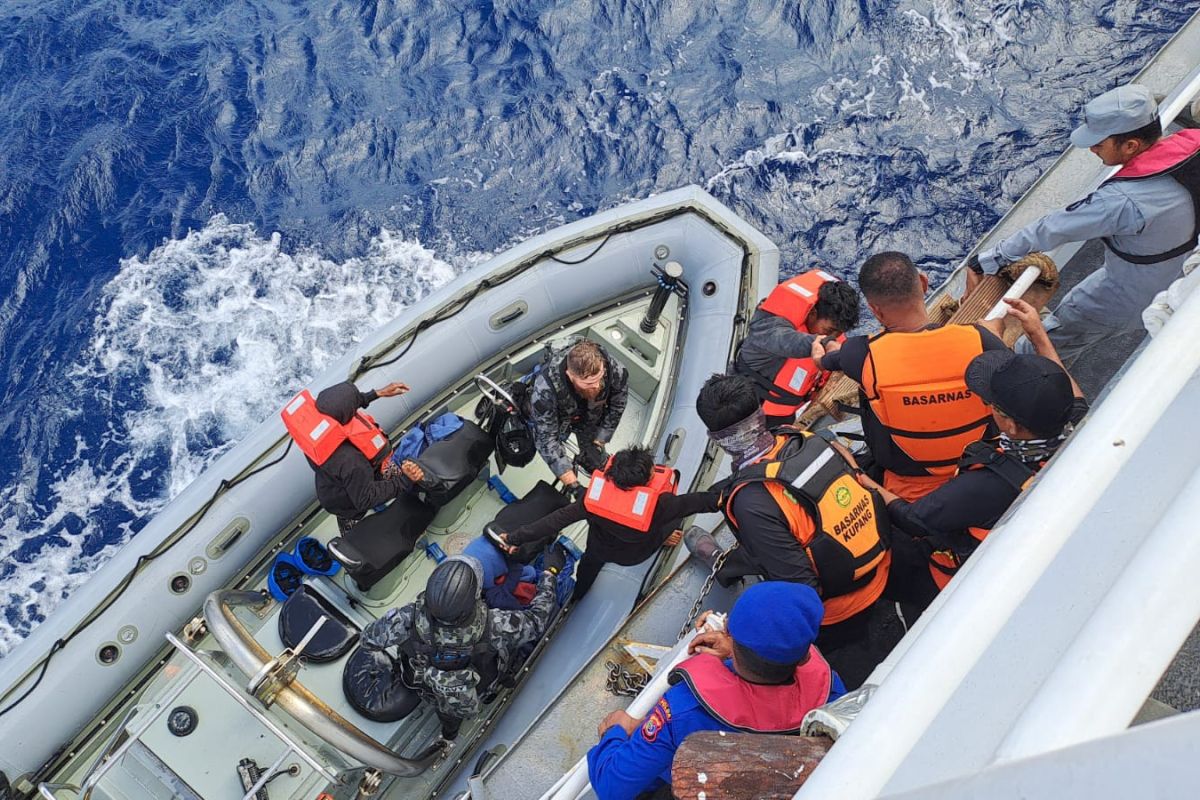 Tim SAR Kupang evakuasi 12 nelayan tenggelam di perairan Australia