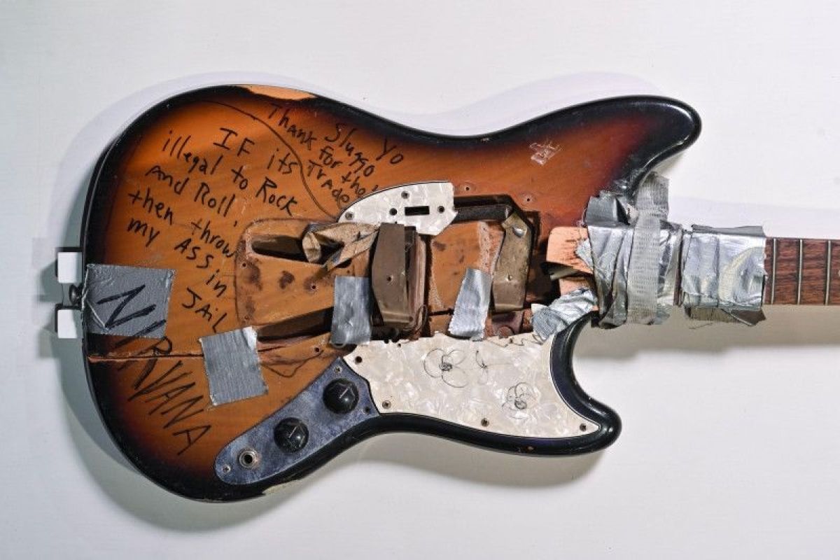 Sebuah gitar rongsok milik Kurt Cobain terjual seharga nyaris Rp9 miliar