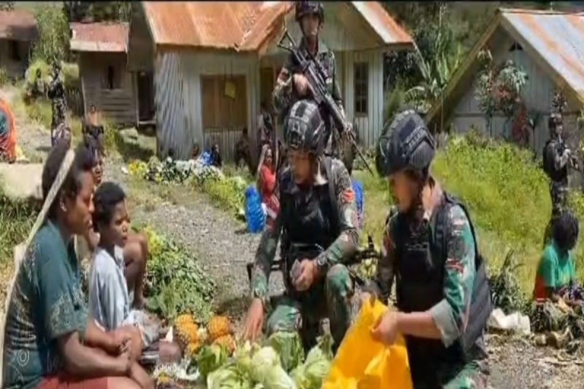 Prajurit TNI Yonif Raider 303 borong hasil bumi warga Beoga