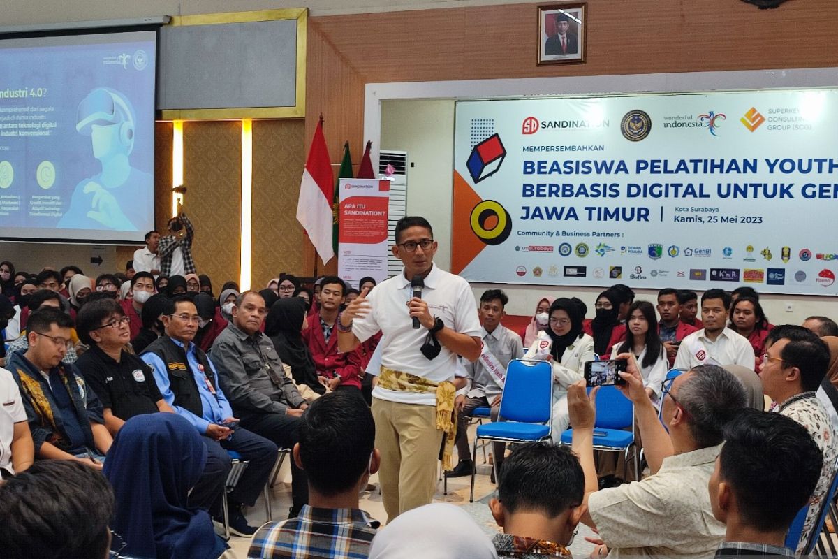 Menteri Sandiaga beri pelatihan pemasaran digital kepada milenial Surabaya