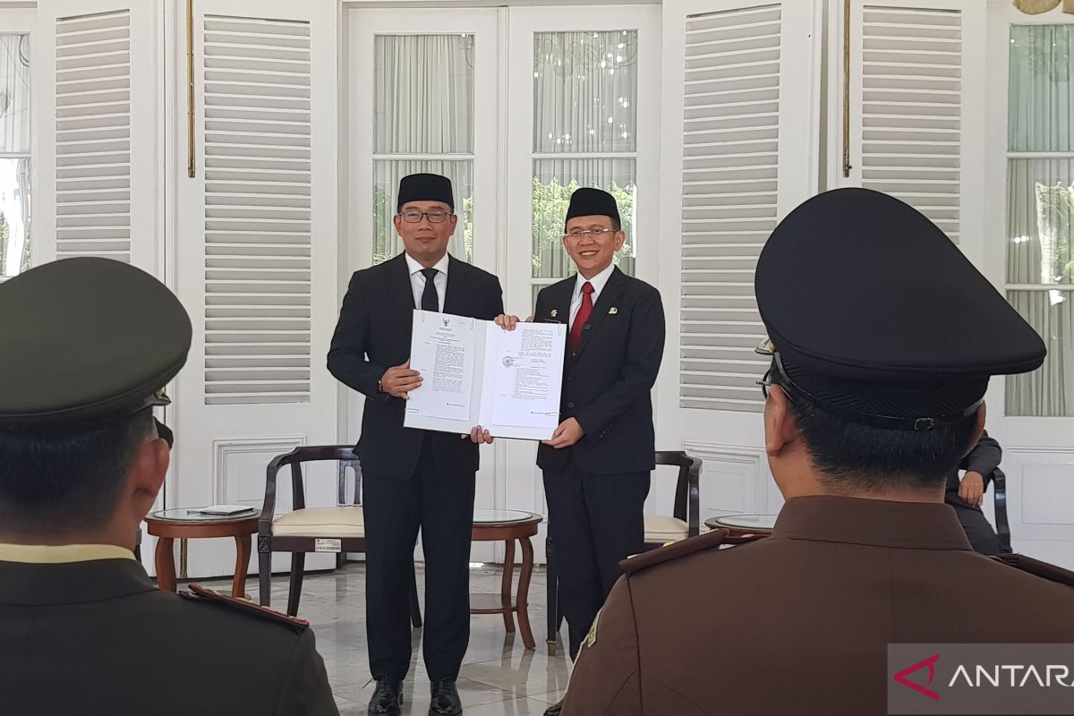 Gubernur Jabar Ridwan Kamil serahkan SK perpanjangan Pj Bupati Bekasi