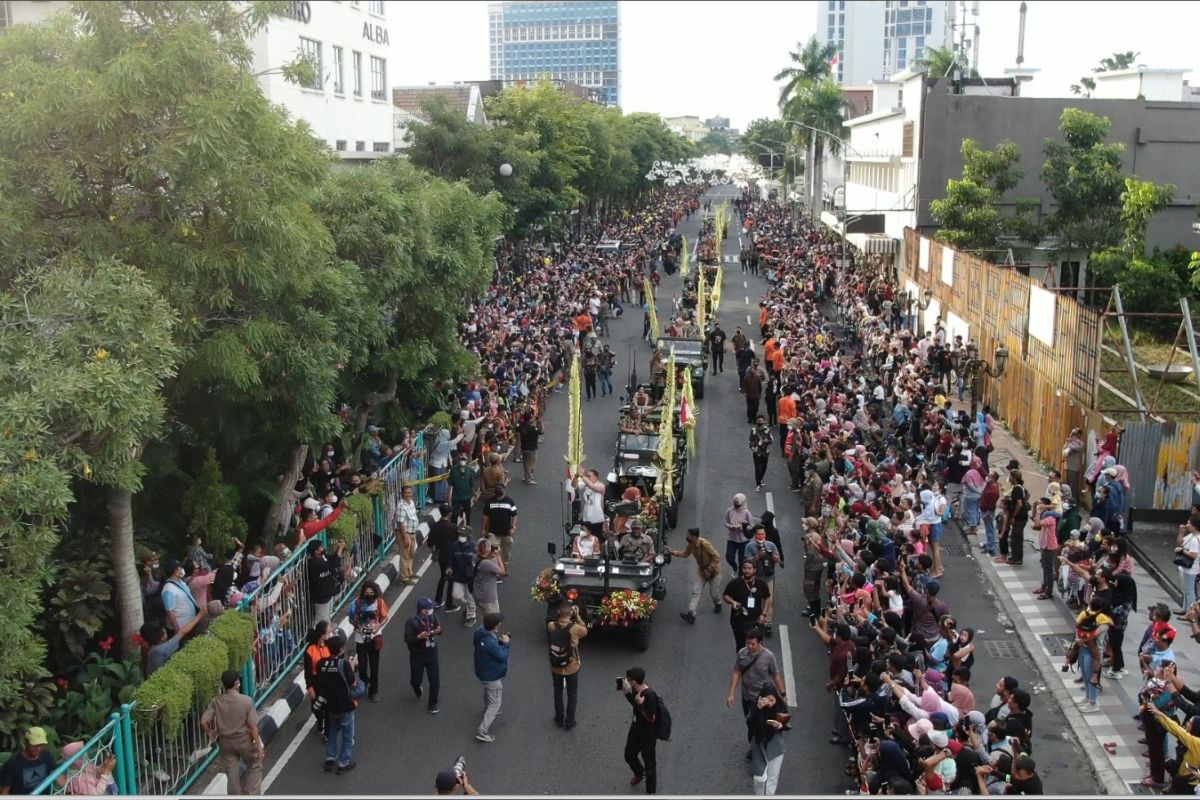 Pemkot Surabaya pasang barikade di sepanjang rute Parade Bunga dan Budaya