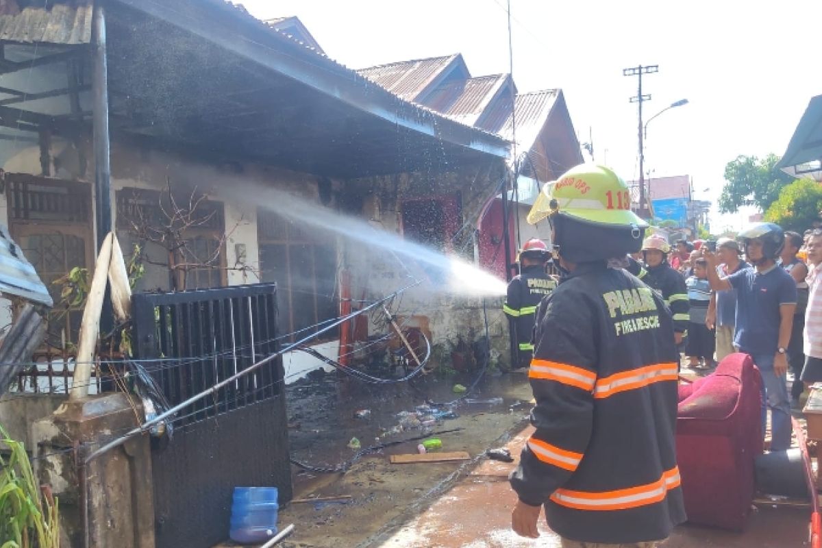 Kebakaran landa kawasan padat penduduk di Siteba Padang