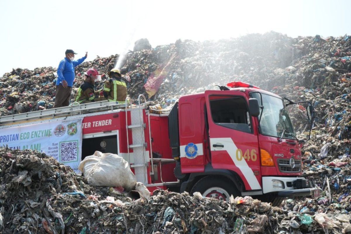 Pemkot Medan peringati Hari Bumi  dengan semprotkan eco enzyme di TPA