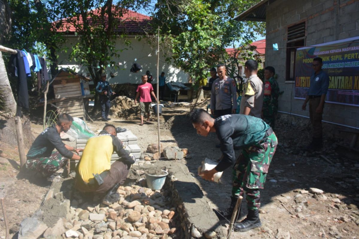 Peserta Latsitardanus buat jamban untuk masyarakat Batang Kapas