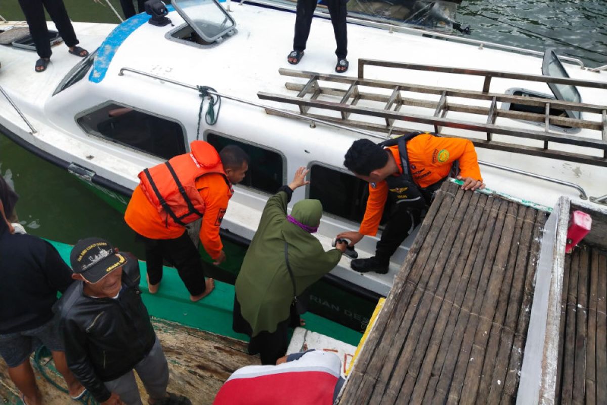 SAR evakuasi penumpang kapal mati mesin di perairan Banggai Laut
