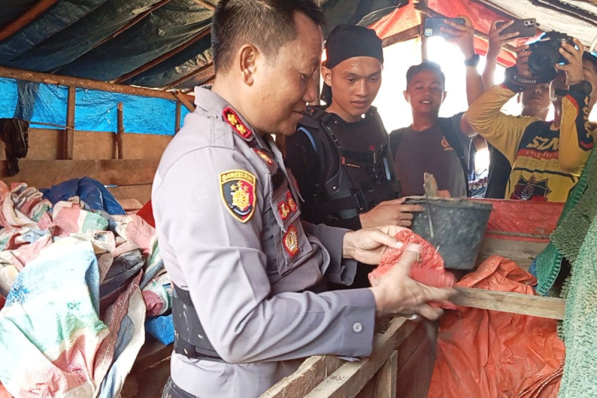 Perjuangan menertibkan tambang emas ilegal di Pasaman Barat