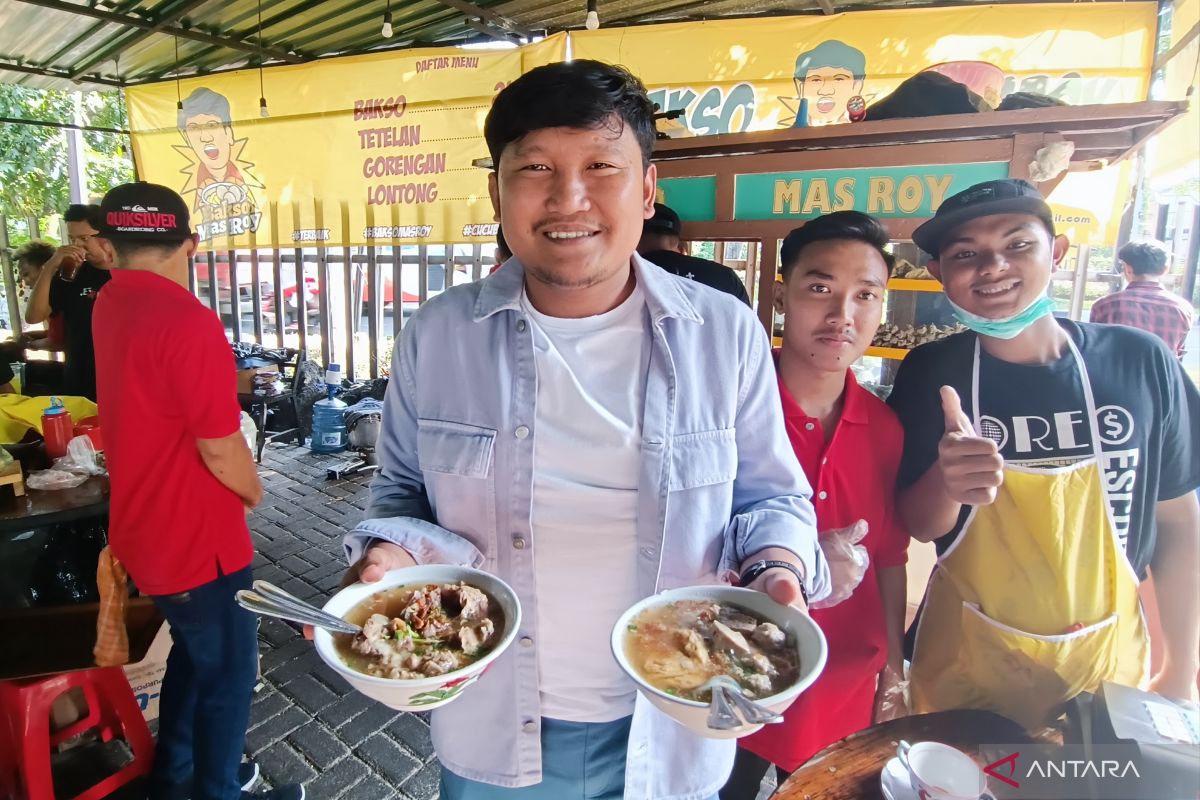 Kenikmatan bakso tetelan iga sapi di Surabaya Timur