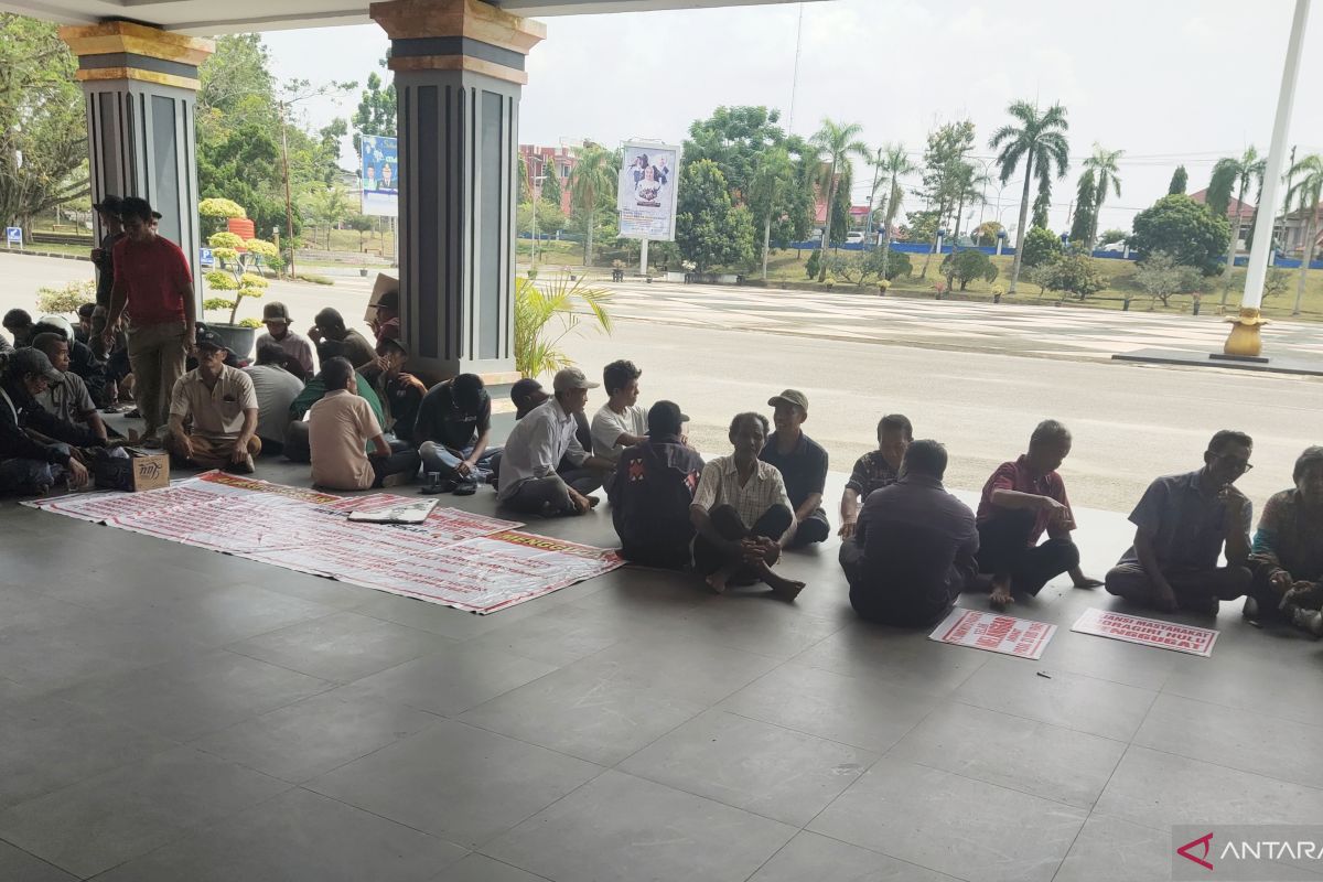 Puluhan warga gelar aksi damai di kantor Bupati Inhu
