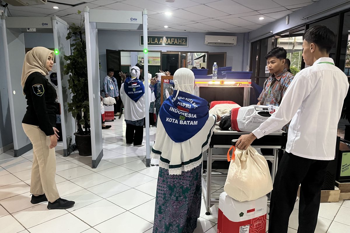 Seorang calon haji kloter 3 Embarkasi Batam tertunda berangkat ke Tanah Suci