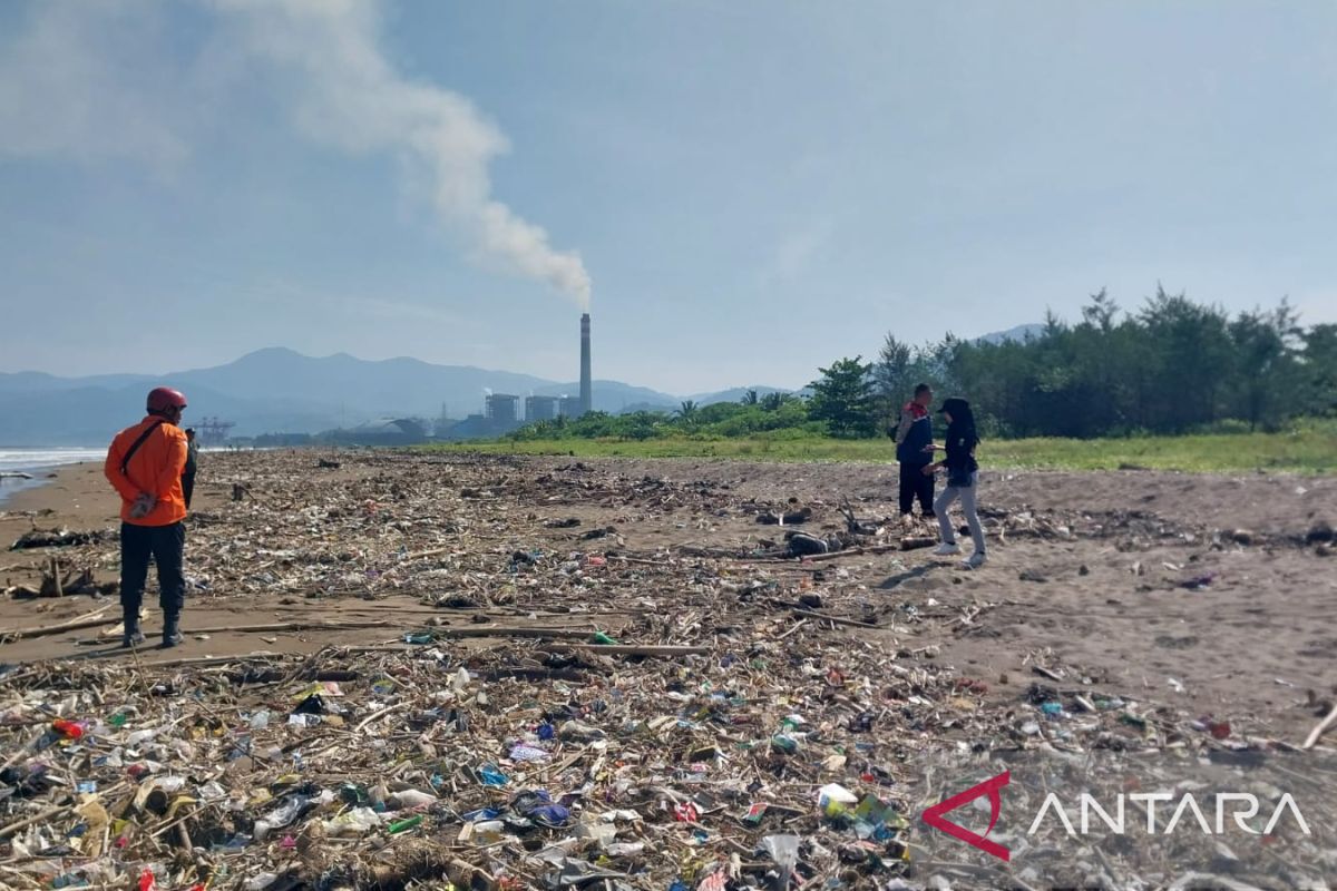 Pemkab Sukabumi kelola sampah Pantai Talanca