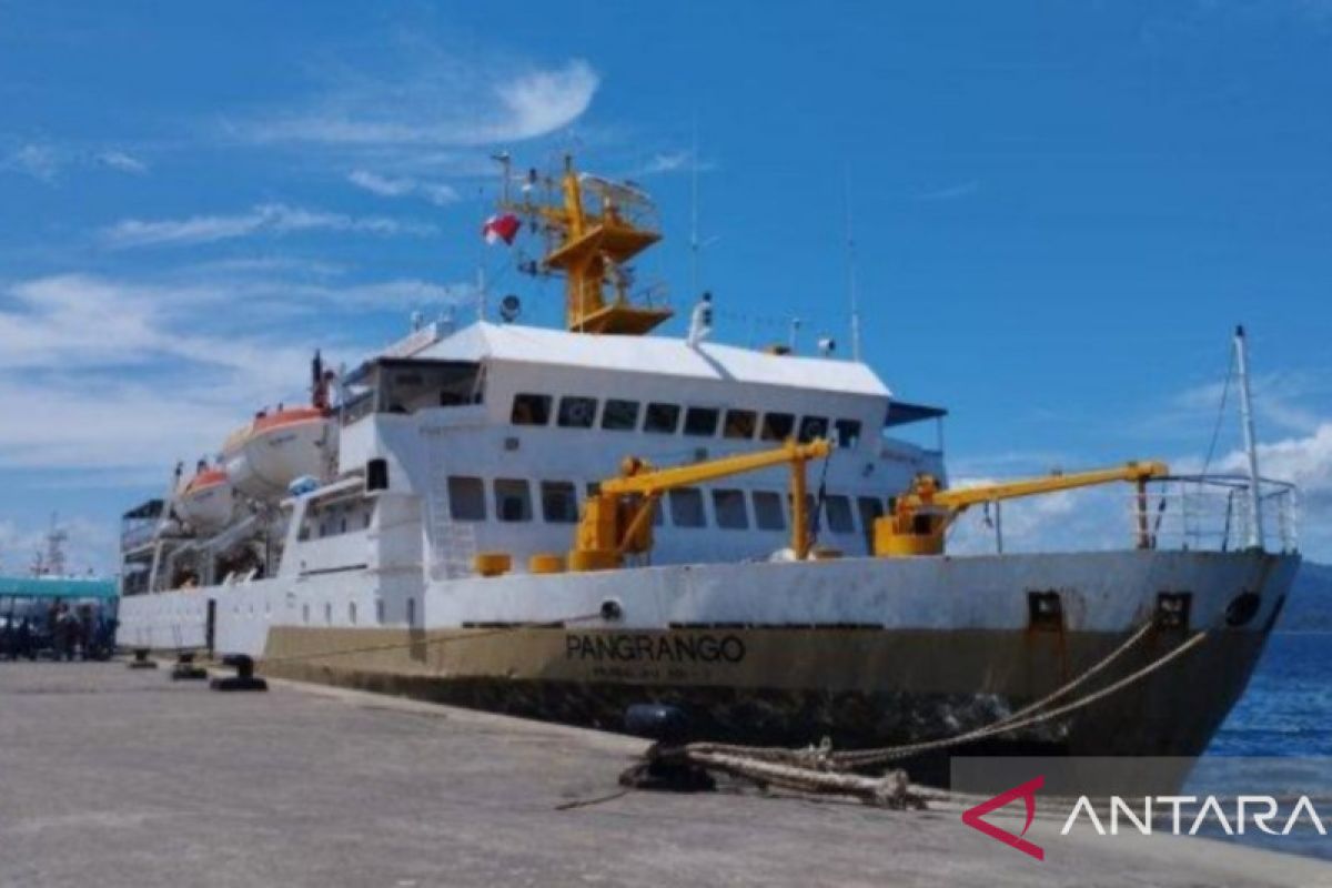 Beberapa kapal di Maluku menunda pelayaran akibat gelombang tinggi
