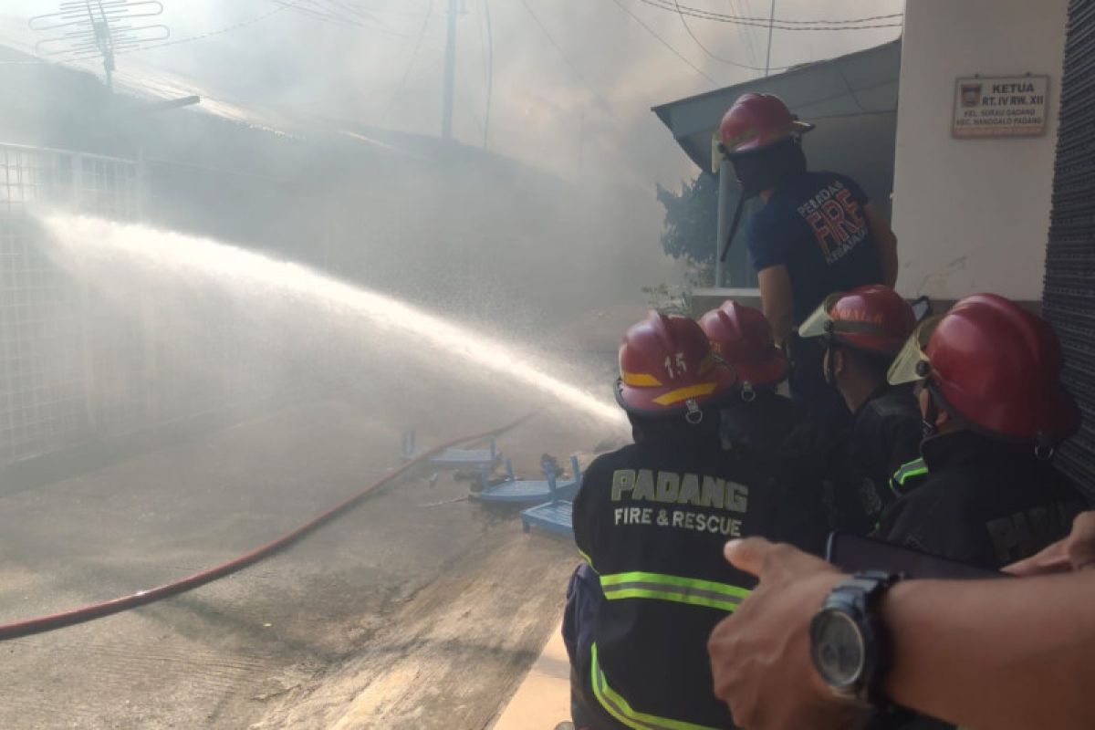 Kebakaran menyebabkan lima rumah rusak berat di Kota Padang