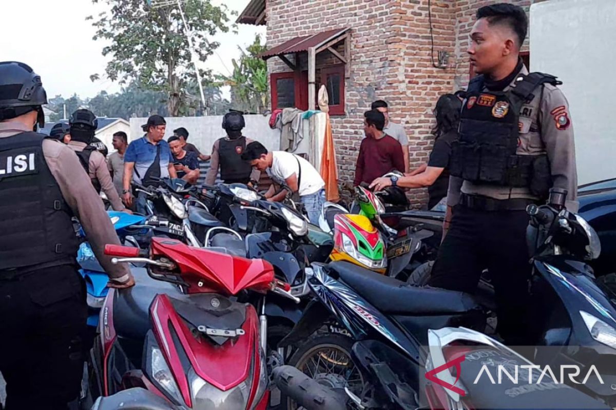 Polrestabes Medan gerebek  gudang simpan puluhan kendaraan motor curian
