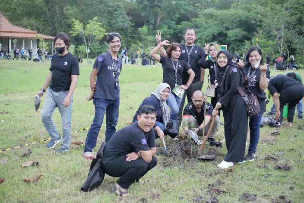 AstraZeneca bersama karyawan tanam pohon di kawasan bersejarah Yogyakarta