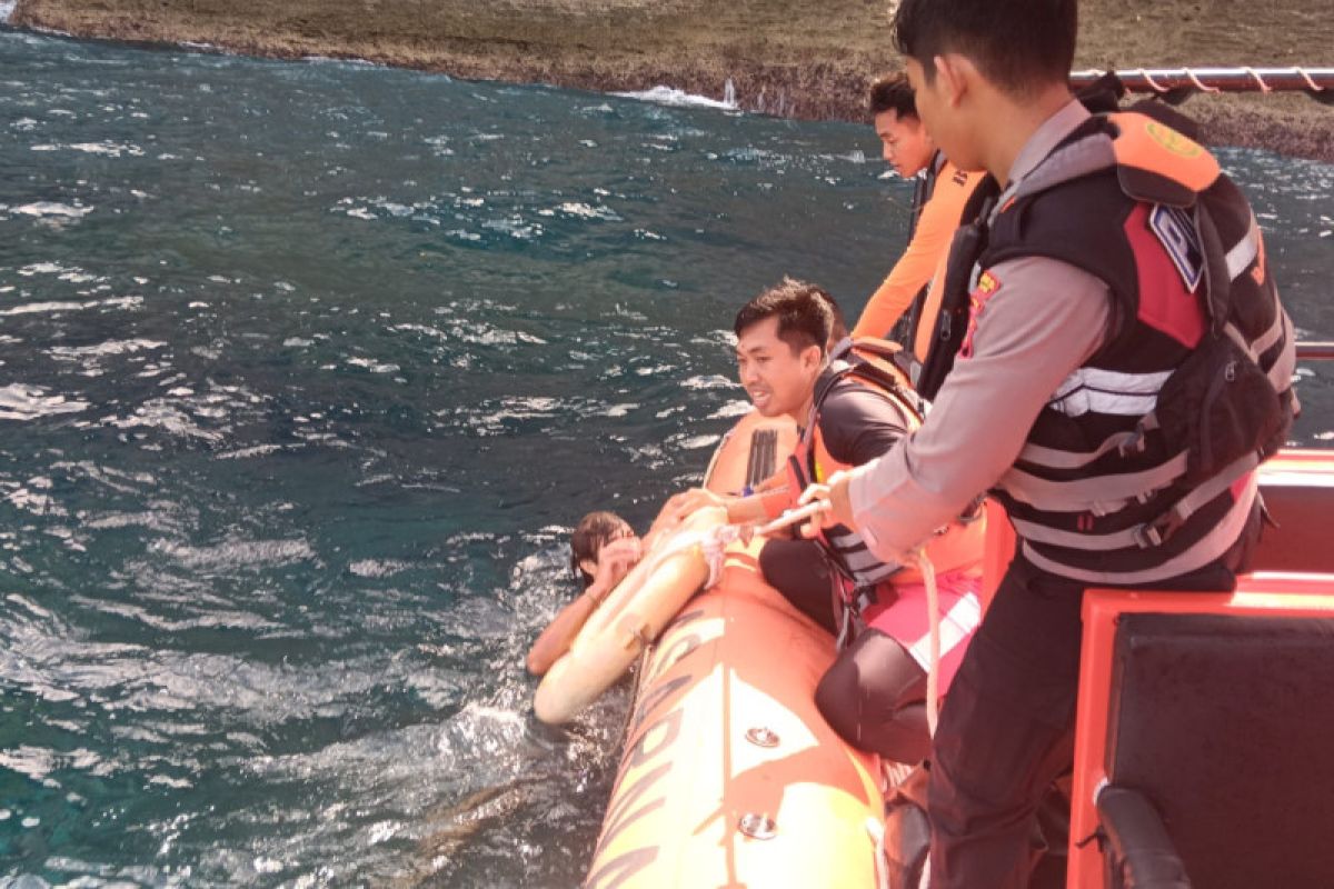 Basarnas evakuasi turis Prancis yang kelelahan berenang di Nusa Penida