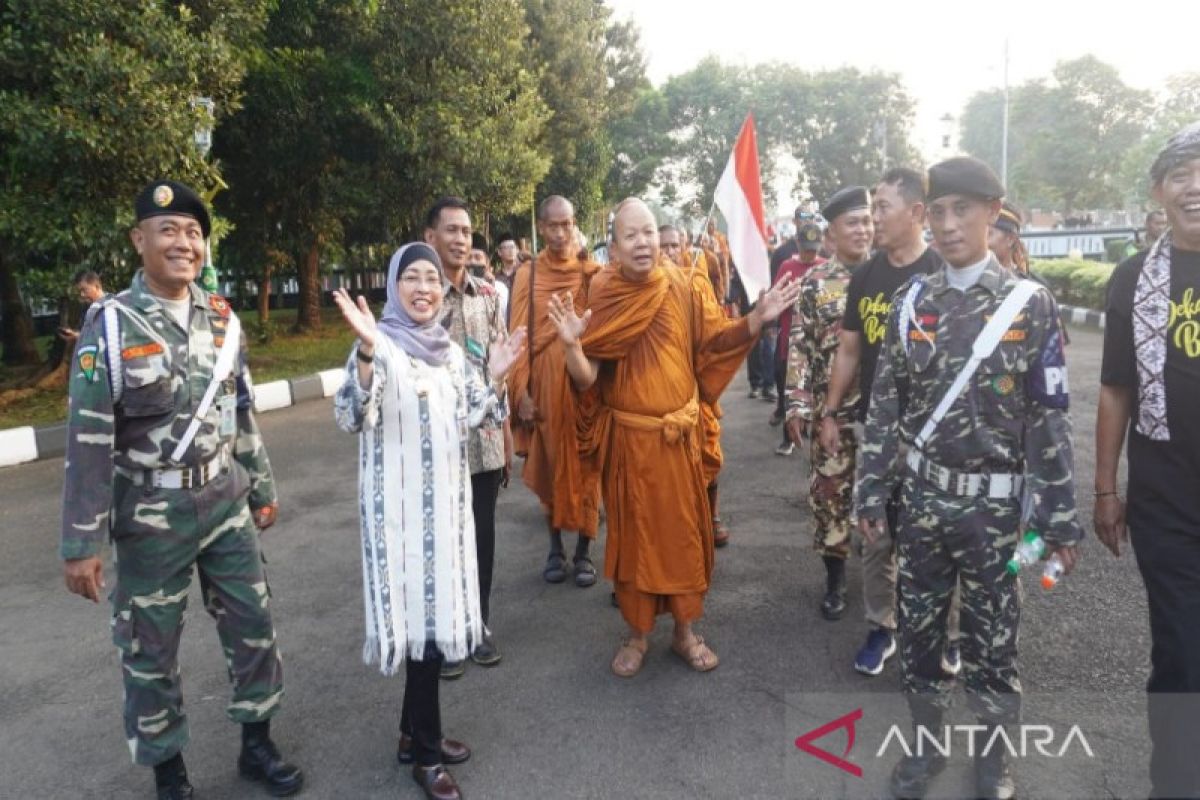 32 biksu thudong dariThailand tiba di Batang menuju Borobudur