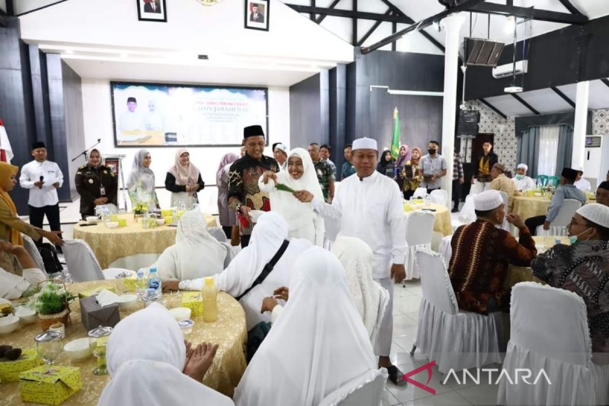 Sebelum dilepas Wali Kota,  119 calhaj Tanjung Balai diupah-upah