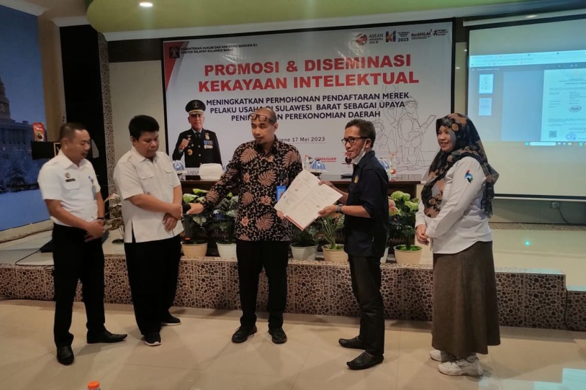 Puluhan UMKM binaan PLN di Sulbar terima sertifikat HKI