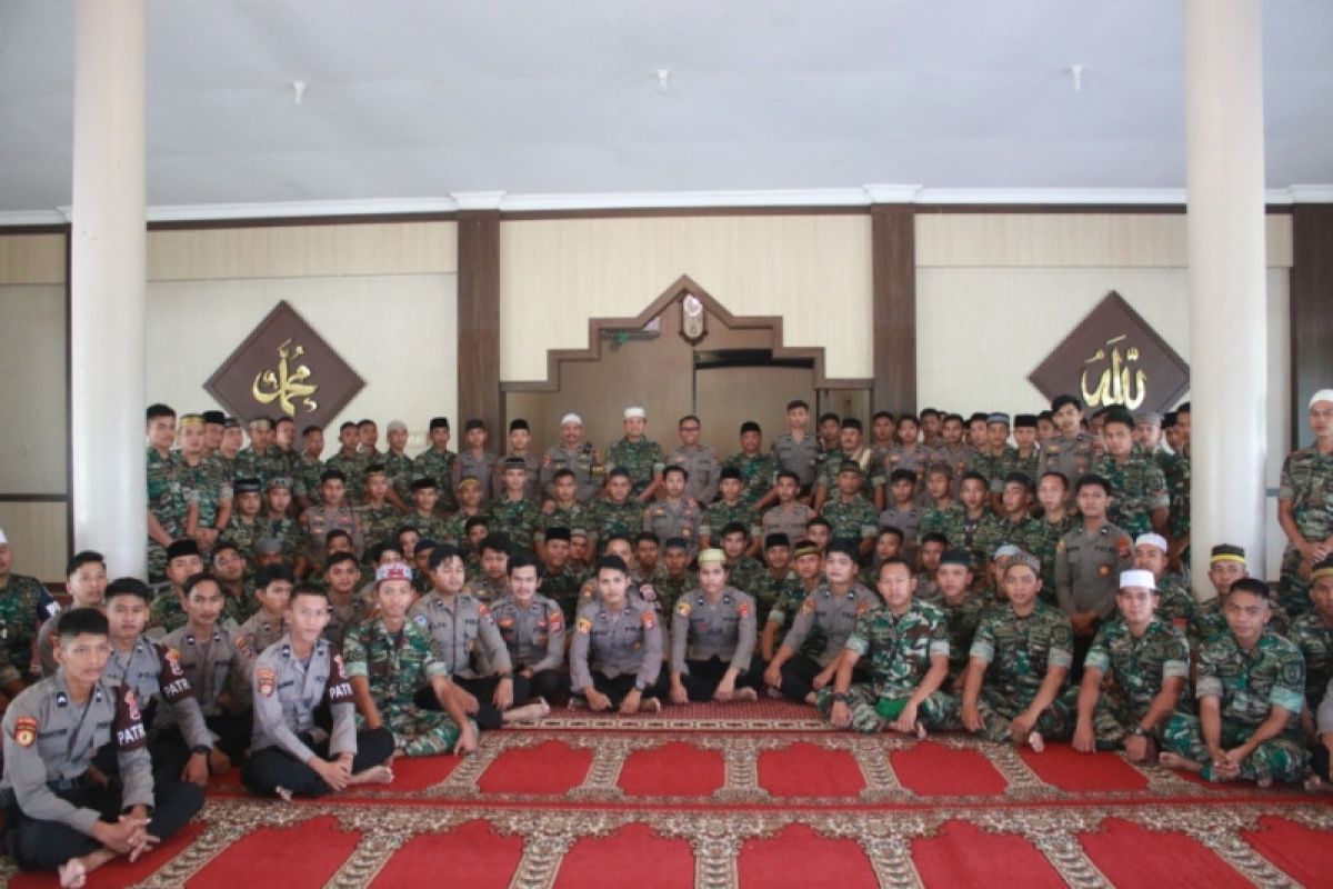 Perkuat soliditas TNI -- POLRI di Tanjung Selor, gelar Shalat Jumat berjamaah