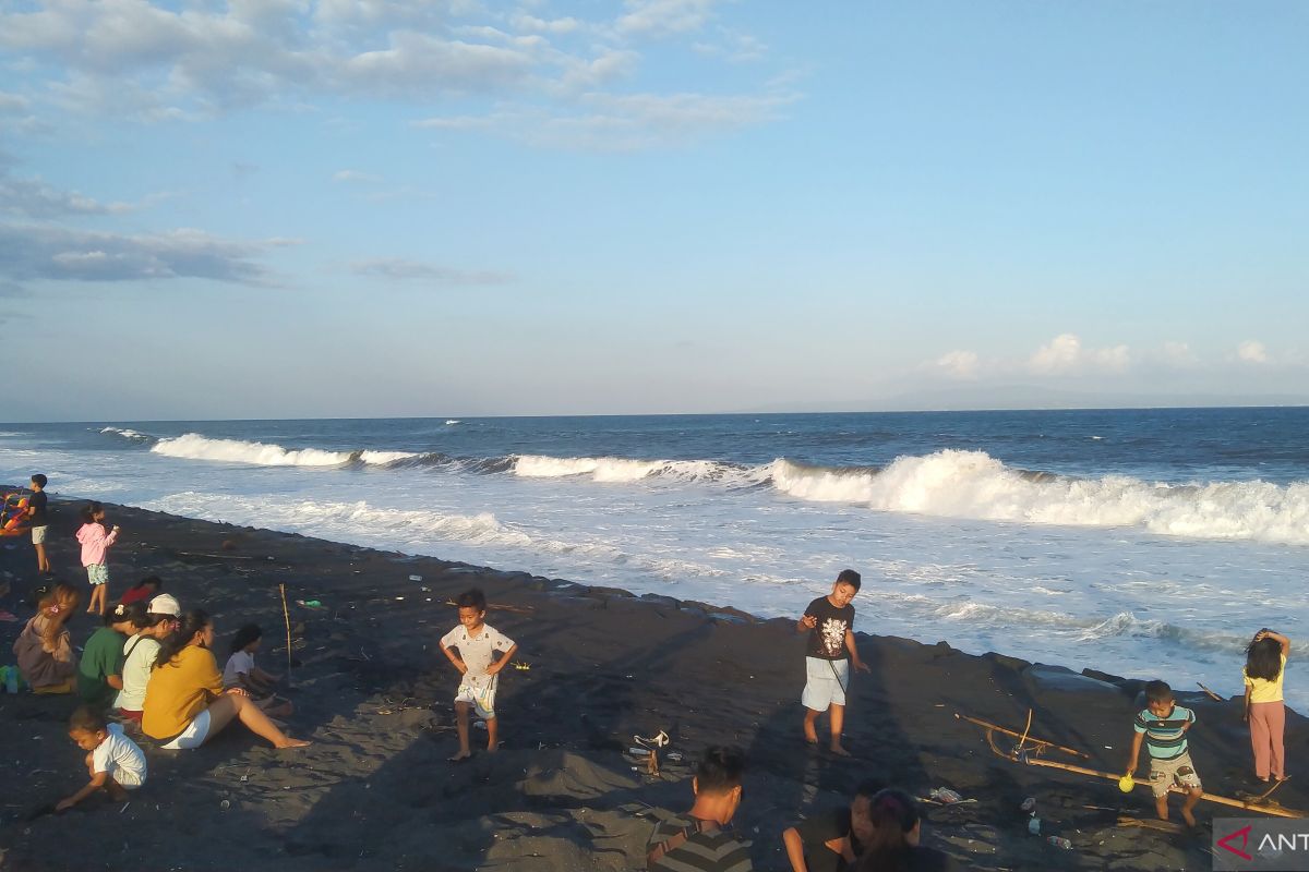 BMKG: Gelombang Selat Badung Bali dan Selat Lombok hingga 2,5 meter