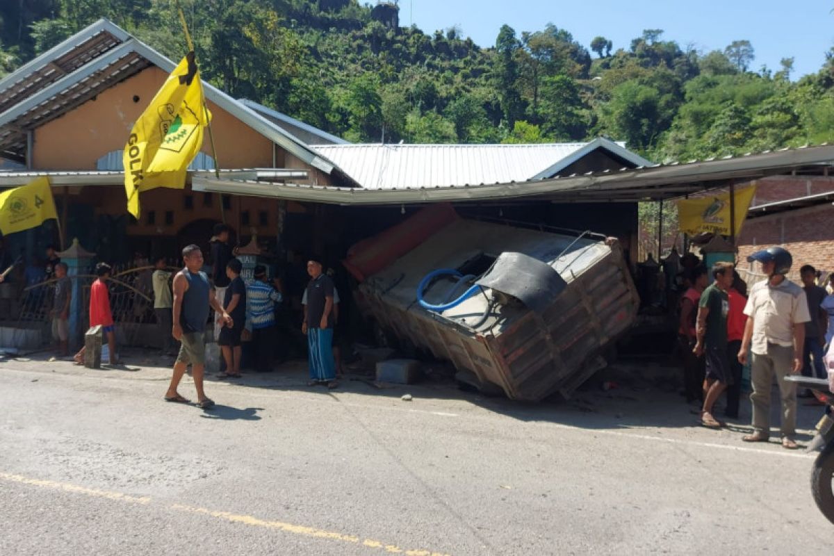 Dua orang tewas, truk boks air tabrak rumah di Kota Bima