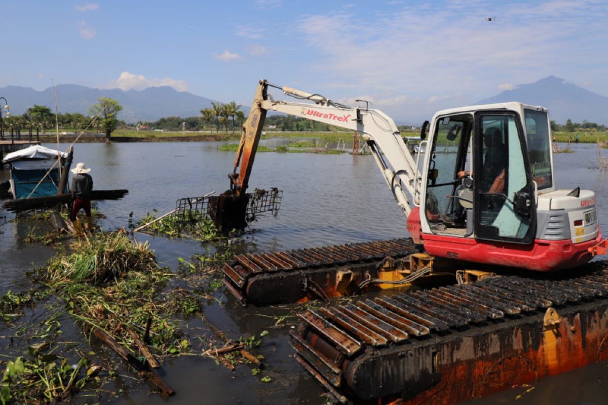 Pemkab Garut Bersihkan Eceng Gondok Perindah Wisata Situ Bagendit