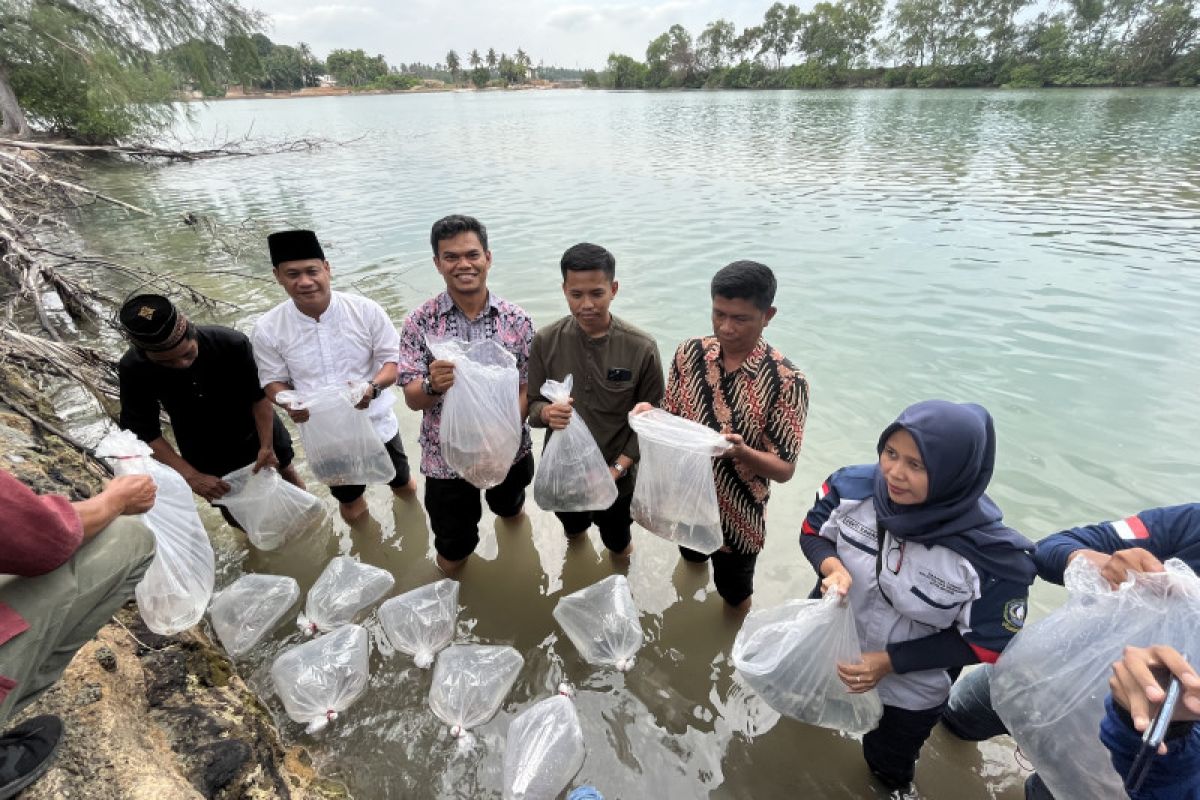 BPBL Batam lepas 5.000 Ikan Nemo di Pantai Amera